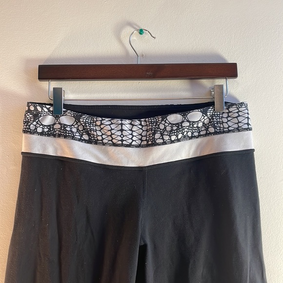 Reversable Black Lululemon Capris Size 10 - Picture 2 of 12